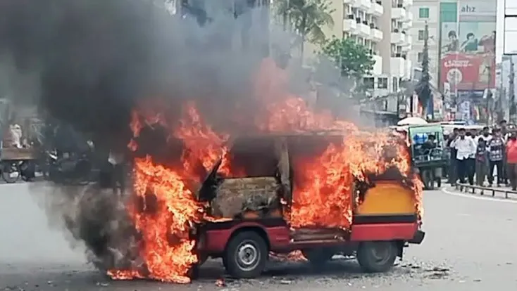 চলন্ত অ্যাম্বুলেন্সে আগুন